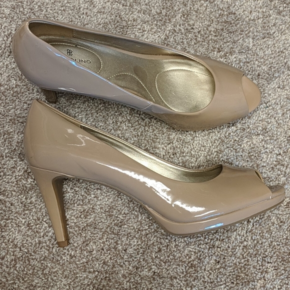 Bandolino Shoes - NWOT nude peep toe pumps